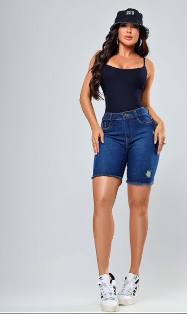 Modelo DUC com jeans em proposta fitness